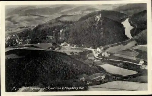 Ak Zagórze Śląskie Kynau Schlesien, Kynsburg, Luftaufnahme von Kynau, Kynsburg, Landschaft, Fluss
