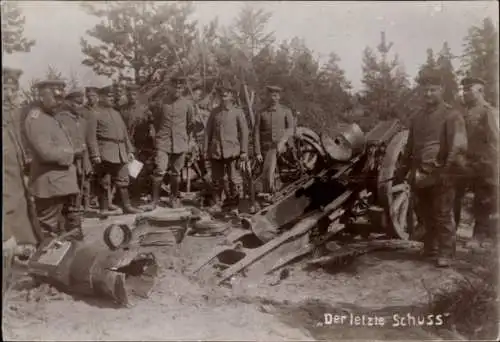 Foto Ak Der letzte Schuss, Deutsche Soldaten in Uniform mit Geschütz, Rohrkrepierer, 1. WK