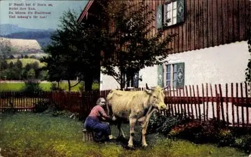 Ak Bäuerin beim Melken einer Kuh, Wohnhaus