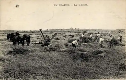 Ak En Beauce Eure et Loir, Mähdrescher und Arbeiter auf einem Feld