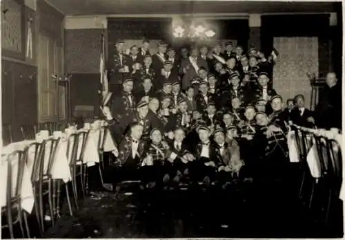 Studentika Foto Gruppenfoto der Studenten, Feier, Tische