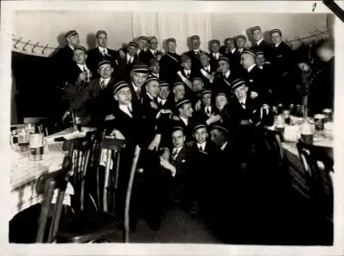 Studentika Foto Gruppenfoto der Studenten, Feier, Tische