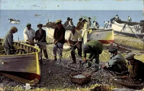 Ak Männer reparieren Fischernetze, Ruderboote