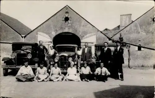 Foto Ak Automobile, Männer und Frauen, Gruppenbild