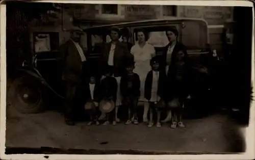 Foto Ak Menschen stehen vor einem Auto, Gruppenfoto