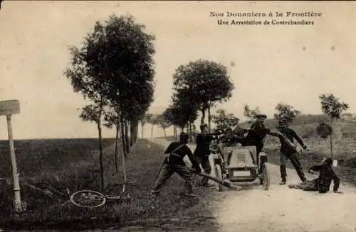CPA Nos Douaniers a la Frontiere, Une Arrestation de Contrebandiers