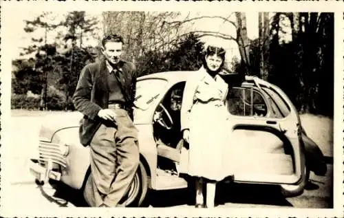 Foto Mann mit Frau vor dem Auto, Portrait
