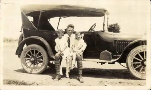 Foto Mann mit Kindern vor dem Auto, Portrait