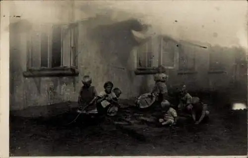 Foto Ak Kinder beim Spielen, Haus