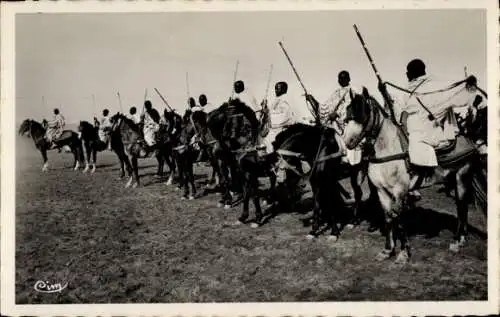 CPA Scènes et Types, Maroc, Préparation pour la Fantasia