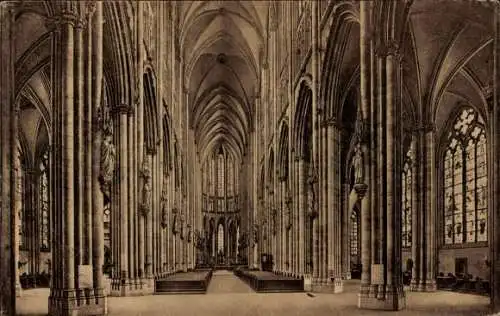 Ak Köln am Rhein, Innenansicht des Kölner Doms, hohe Säulen, Fenster, gotische Architektur