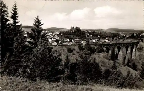 Ak Daun in der Eifel, Viadukt, Stadtansicht, Bäume im Vordergrund
