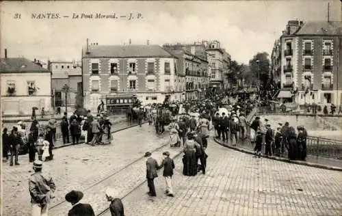Ak Nantes Loire Atlantique, Le Pont Morand, Menschenmenge,  Gebäude, Straße