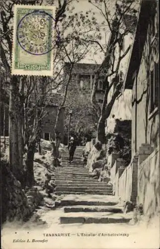 Ak Antananarivo Tananarive Madagaskar, Treppe in  Mensch geht die Treppe hinauf, Bäume, Häuser