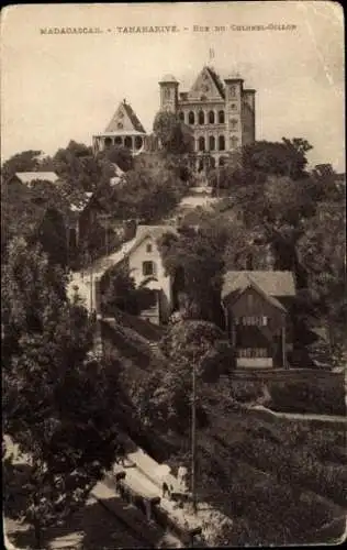 Ak Antananarivo Tananarive Madagaskar, Historisches Gebäude, Bäume, Straßenansicht, ländliche Dar