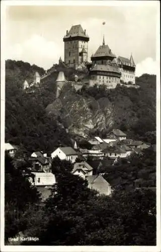 Ak Karlstejn Tschechien, Blick zur Burg, Felsen, Häuser
