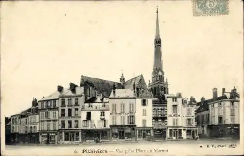 Ak Pithiviers Loiret, Stadtansicht, Platz Martroi, Häuserzeile, Kirchturm