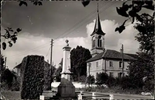 Ak Joncherey Territoire de Belfort, Kirche mit Uhrturm, Denkmal, Häuser im Hintergrund, ländliche