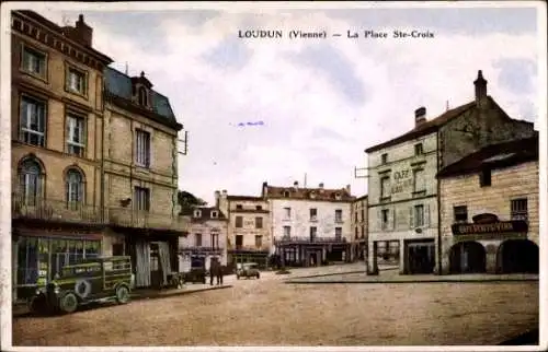 Ak Loudun Vienne,  Platz Ste-Croix, Gebäude, alte Automobile