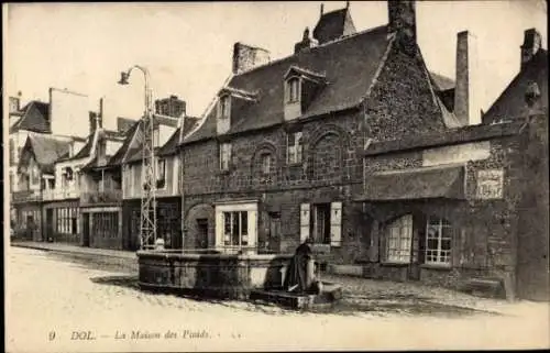 Ak Dol de Bretagne Ille et Vilaine, Haus des Plaids,  Architektur, Kopfbrunnen