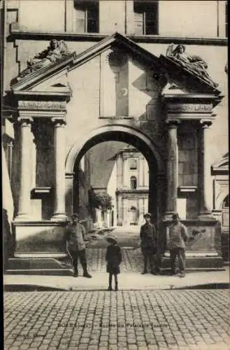 Ak Dole CPA 39, Entrée du Palais de Justice
