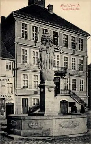 Ak Bischofswerda in Sachsen, Paradiesbrunnen, Gebäude im Hintergrund, Stadtansicht