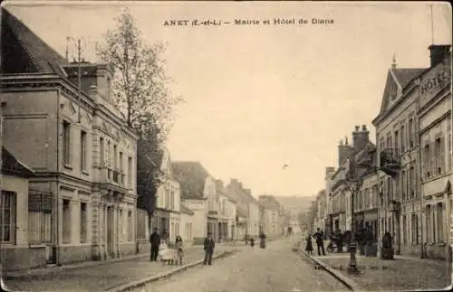 Ak Anet Eure et Loir, Blick auf eine Straße mit Mairie und Hôtel de Diane,  