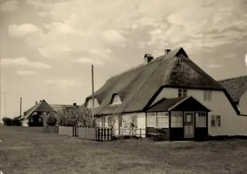 Ak Neuendorf auf der Insel Hiddensee, Rietdachhaus