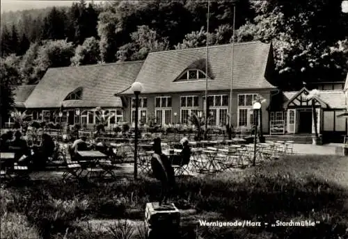Ak Wernigerode im Harz, Storchmühle, Gartenanlage, Besucher, Tische und Stühle