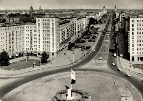 Ak Berlin Friedrichshain, Aussicht über die Karl-Marx-Allee, beeindruckende Architektur, Verkehr,