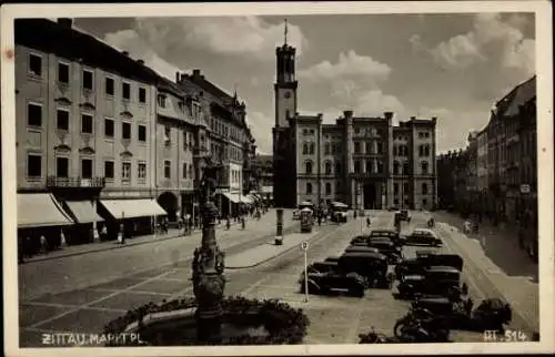 Ak Zittau in Sachsen, Marktplatz mit n Gebäuden, Uhrturm, Autos, Brunnen