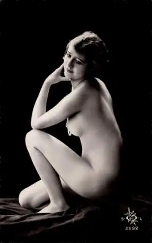 Ak Frauenakt, sitzend, Perlenkette, Busen