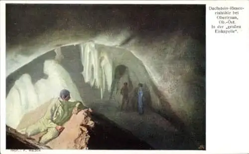 Ak Obertraun Oberösterreich, Dachstein-Rieseneishöhle, große Eiskapelle, 3 Personen im Bild