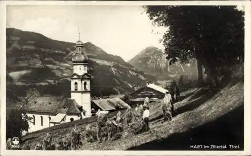 Ak Hart im Zillertal Tirol, Heuhaufen, Kirche