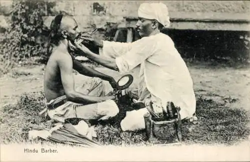 Ak Mumbai Bombay Indien, Hindu Barbier, Mann wird rasiert, traditionelles Szenario, alte Fotog...