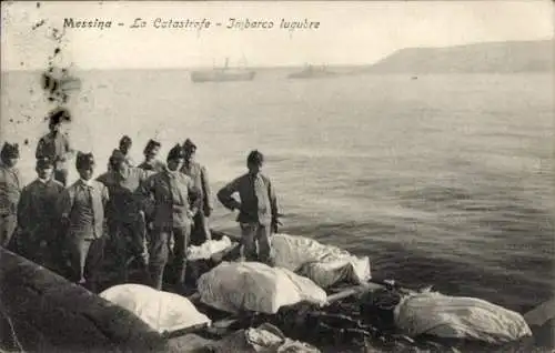 Ak Messina Sizilien, Soldaten am Wasser, Leichensäcke, Schiffe im Hintergrund