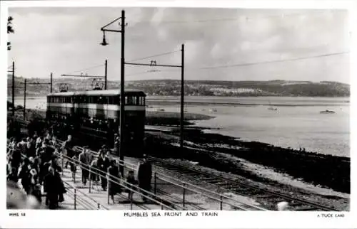 Ak Mumbles Wales, Mumbles Sea Front, Train, Meer, viele Menschen, Bahnlinie