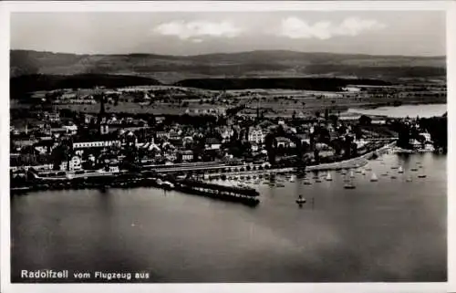 Ak Radolfzell am Bodensee, Luftaufnahme von  Stadtansicht, Wasser, Boote, Berge