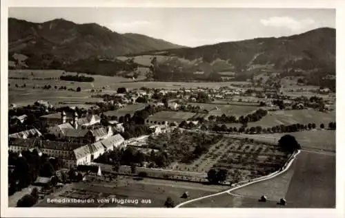 Ak Benediktbeuren Benediktbeuern in Oberbayern, Luftaufnahme von  Berge, grüne Wiesen, Gebäude, B