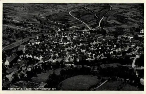 Ak Röttingen an der Tauber Unterfranken, Luftaufnahme von Röttingen, viele Dächer, Landschaft, hü