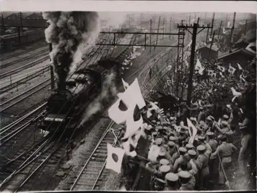 Foto Japanische Soldaten, Fahnen, Eisenbahn, Lokomotive