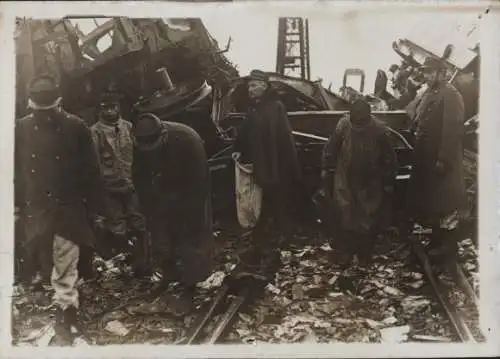 Foto Fontainebleau, Französische Eisenbahn, Eisenbahn-Unglück, Soldaten in Uniformen