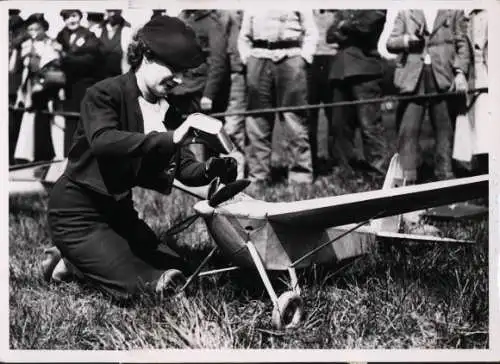 Foto Un concours de modèles, Une concurrente ravitaille en carburant son avionnette