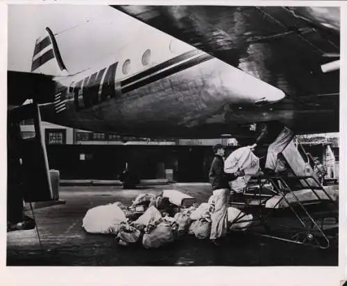 Foto Amerikanisches Flugzeug, TWA, Säcke, Ladung