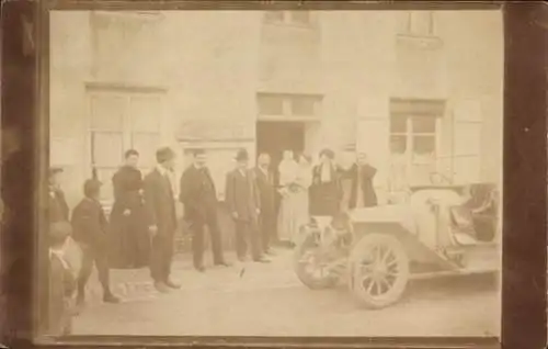 Foto Ak Begrüßung vor dem Haus, Automobil