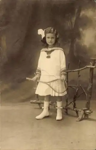 Foto Ak Mädchen mit Federballschläger, Portrait