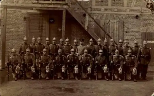 Foto Ak Deutsche Soldaten in Uniform, Gruppenbild, Pickelhauben