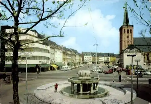 Ak Viersen in Nordrhein Westfalen, Brunnen, Kirche, Gebäude, Bäume, Straßenansicht, blaue Himmel