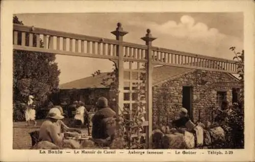 Ak La Baule Loire Atlantique, Draußen Sitzende, Terrasse, Steinhäuser, Obstbäume, Kaffeetisch, Se