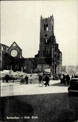 Ak Rotterdam Südholland Niederlande, Olde Kerk,  Architektur, schwarz-weiß Bild, Menschen auf der